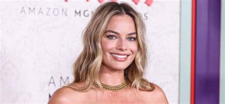 Margot Robbie shares steamy kiss with costar Finn Cole Daily Mail Online