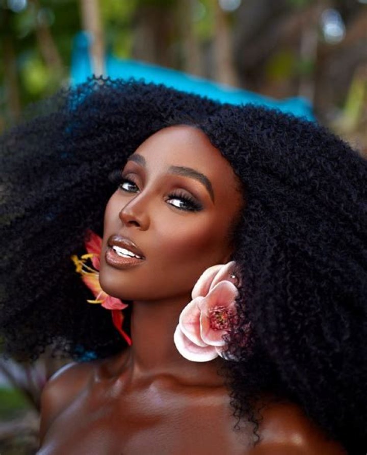 Miamibased Amara La Negra donated 200 thousand pesos in food for