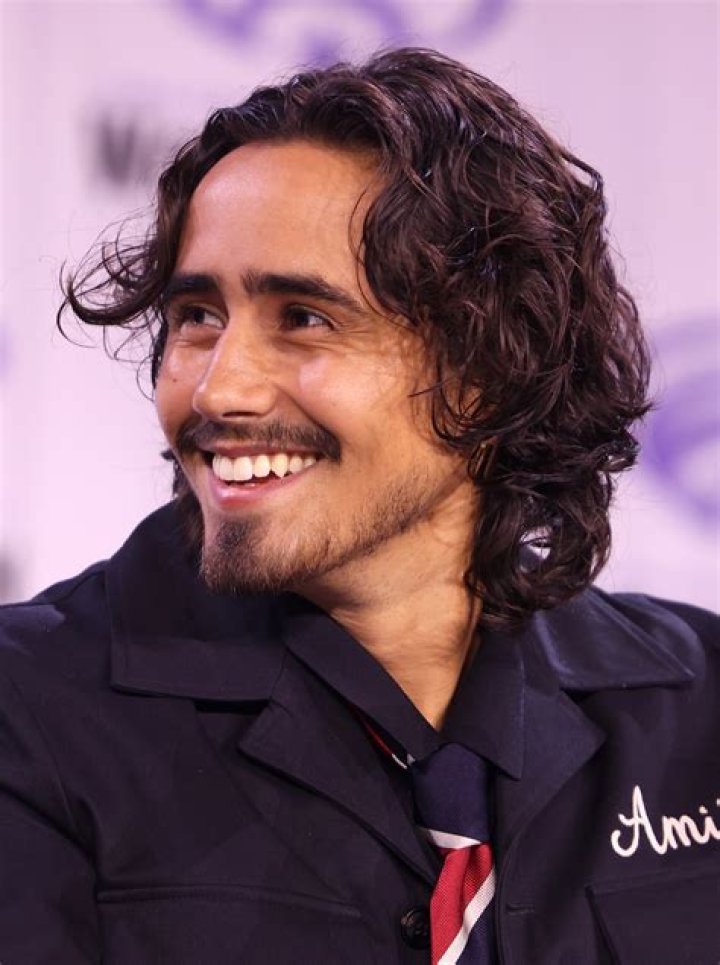 Michael Cimino brilha como 'Eu Nunca' Bad Boy Ethan Morales FLOPOU!