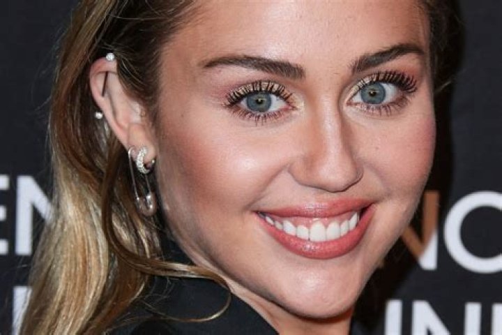 Miley Cyrus' Height, Weight, Dating History, Body Measurements, Net