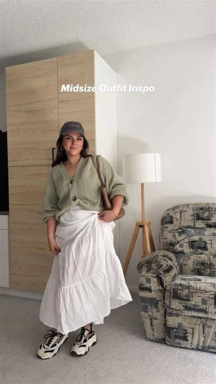 Molly McCook Style, Clothes, Outfits and Fashion &bull; CelebMafia