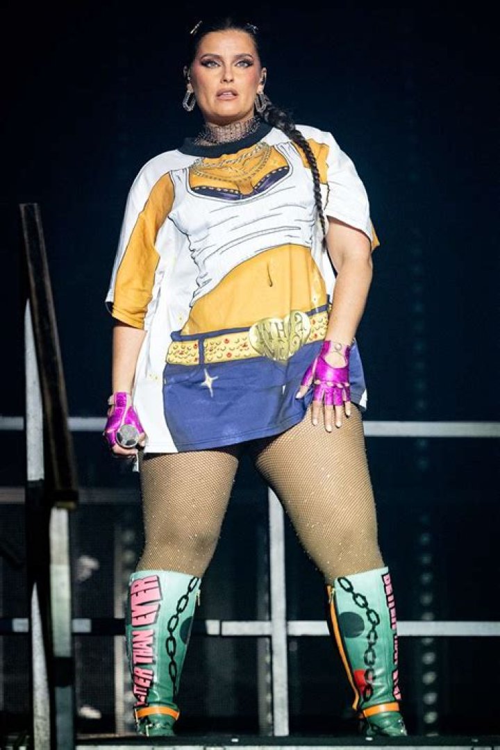 Nelly Furtado with the unrecognized massive ass! 9GAG
