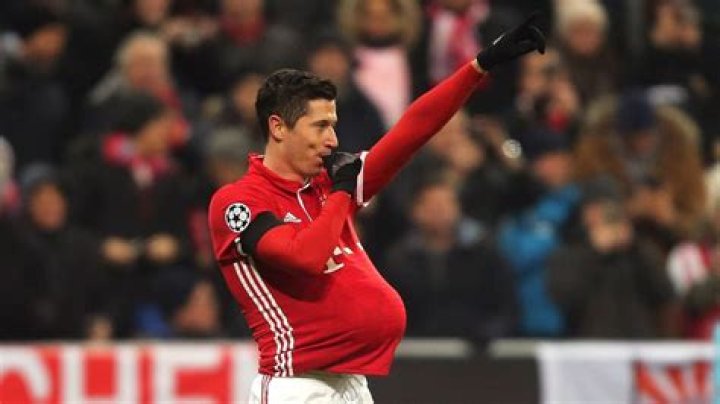 New dad Lewandowski happy Official FC Bayern News