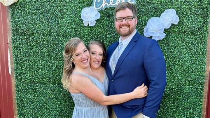 New details of conjoined twins Abby and Brittany Hensel&rsquo;s wedding day