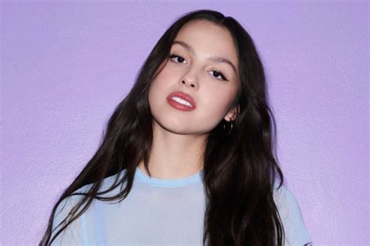 Olivia Rodrigo&rsquo;s Mom Wore A Similar Prom Dress To Her STRAPHIE