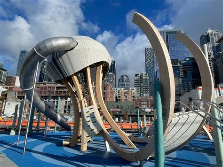 On location in Seattle with the *sizzling* hot stars of ABC's 'Station