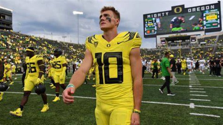 Oregon quarterback Bo Nix signs massive NIL deal