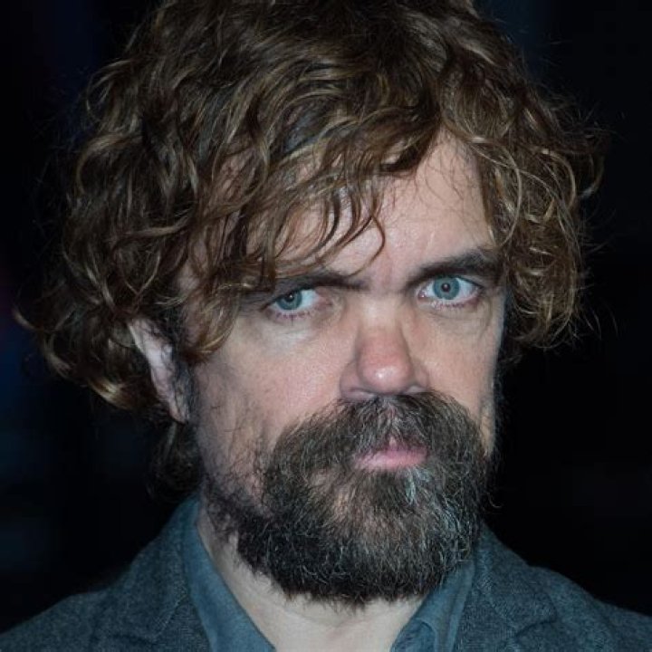 Peter Dinklage i jego c&oacute;rka na hulajnodze Demotywatory.pl