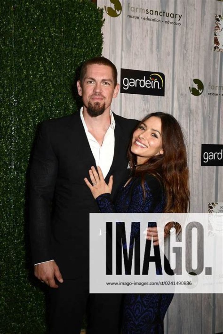 Photo Sarah Shahi, husband Steve Howey, daughter Violet Moon Howey