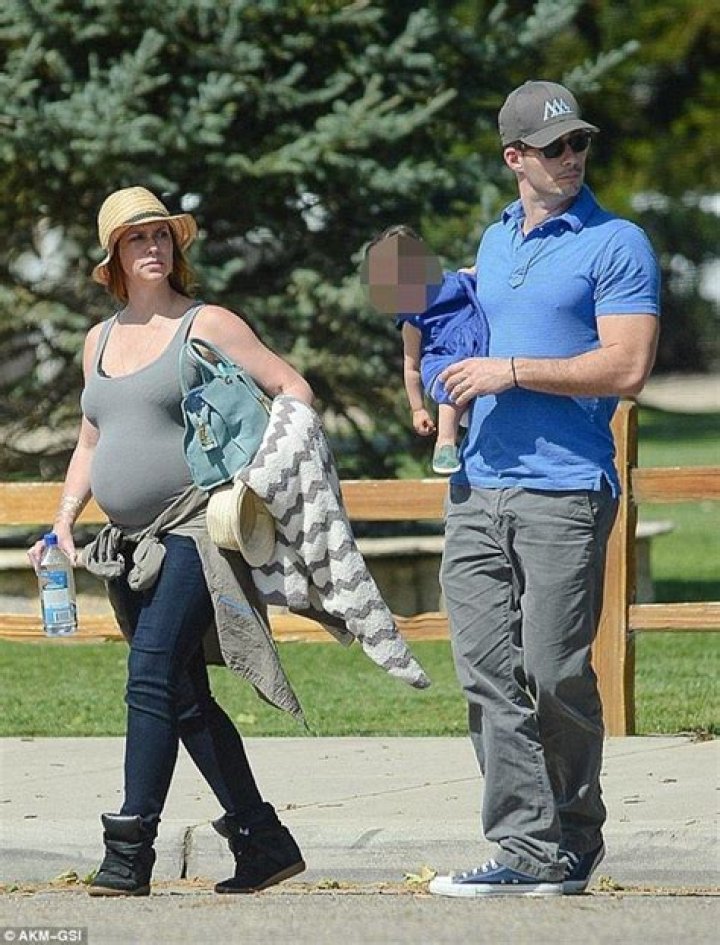 Pregnant Jennifer Love Hewitt Shows Off Baby Bump In Clingy Tank Top