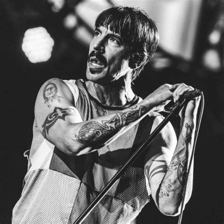 Red Hot Chili Peppers Anthony Kiedis Goes Shirtless In Hawaii Photo
