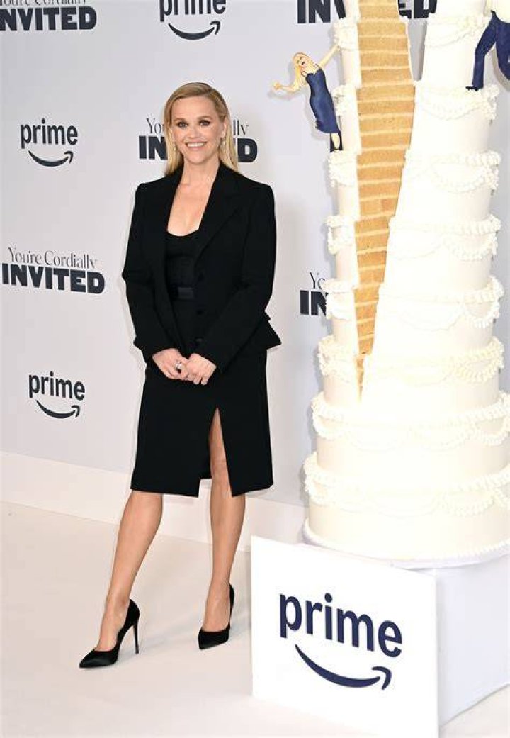 Reese Witherspoon keeps up yoga sessions despite nastylooking bruises on her left leg Daily