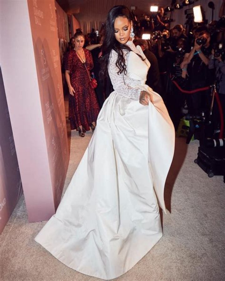 Rihanna Reveals How to Dress When You're Having a ‘Fat Week’
