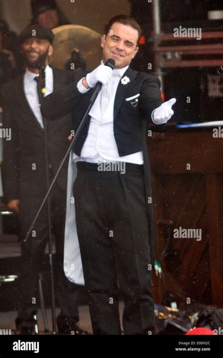 Robbie Williams poses happily with his divorced parents following Vegas