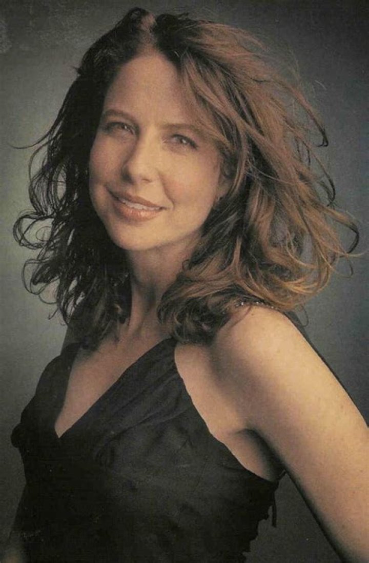 Robin Weigert Biography, Height & Life Story Super Stars Bio