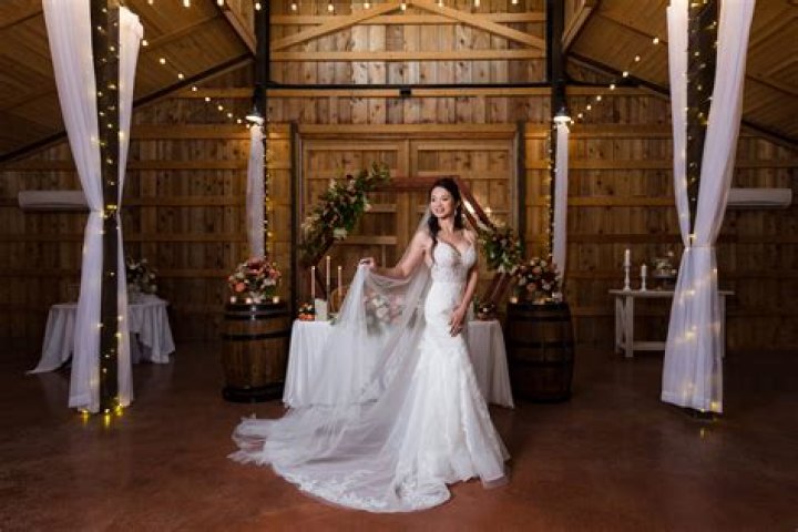 Round Barn Farm Styled Shoot Navy, Peach, & Terracotta Wedding