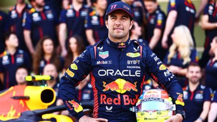 Sergio Perez thanks Red Bull staff for 2022 season with bottle of