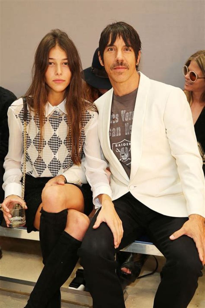 Shirtless Anthony Kiedis takes bikiniclad girlfriend Wanessa Milhomem