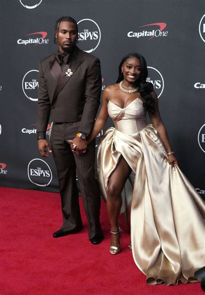 Simone Biles' photo with Shaquille O'Neal reaches new viral heights