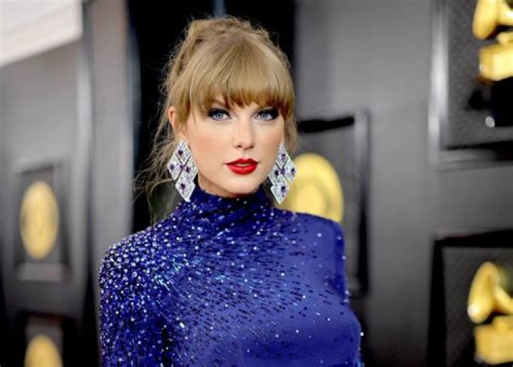 Taylor Swift & Sabrina Carpenter&rsquo;s Height Contrasts at AMAs Go Viral