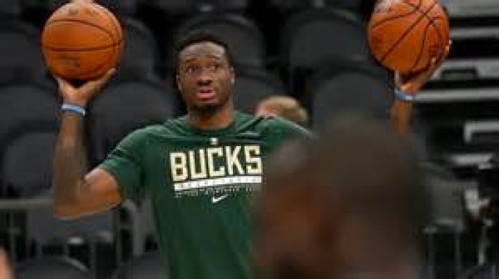 Thanasis Antetokounmpo resigns with Bucks