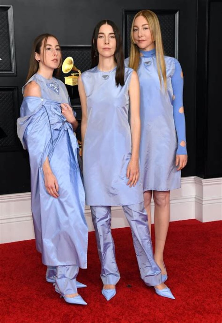 The Haim sisters wore 3 different versions of the same outfit for the