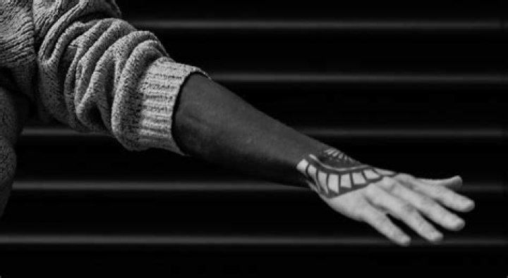 The new tattoo trend is called “blackout tattoos” (pics