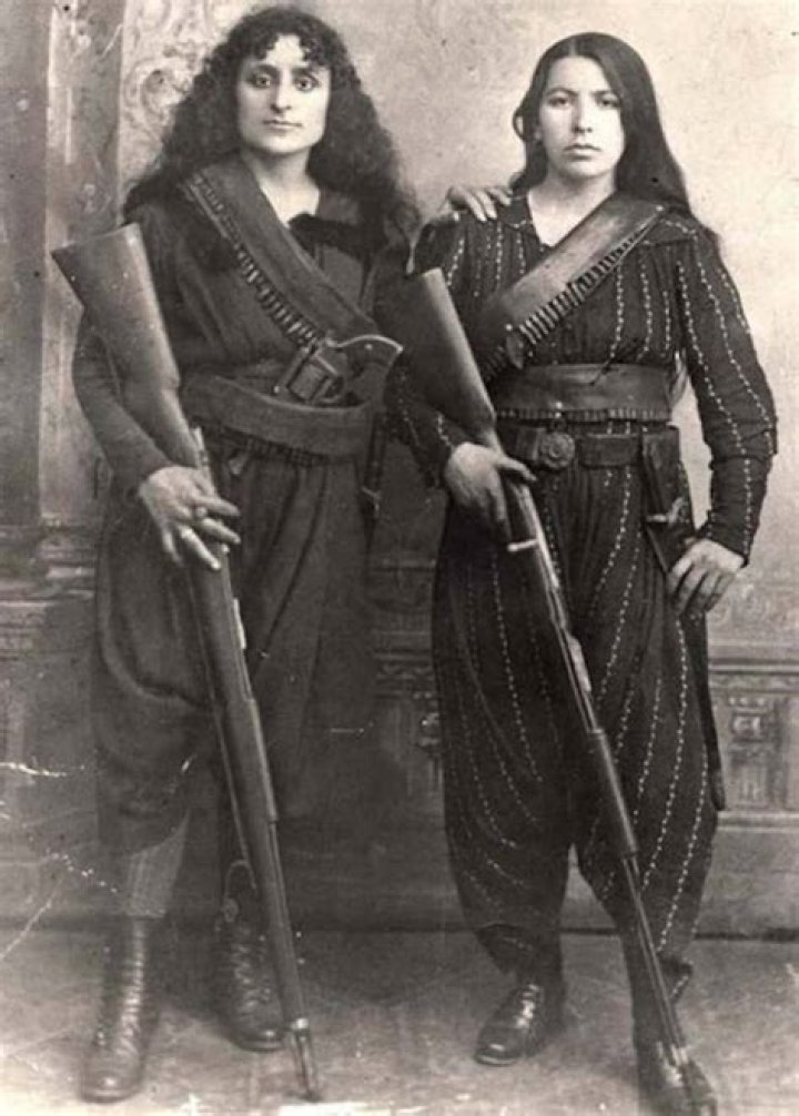 The story of two Armenian women posing with their rifles before going