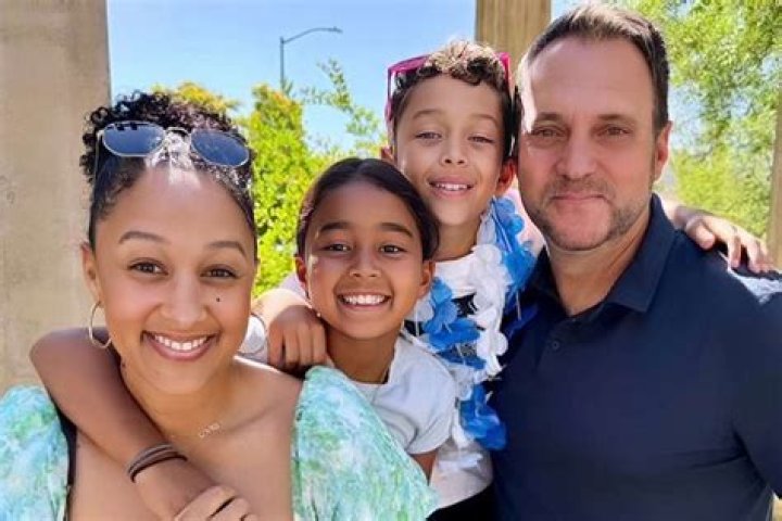 Tia Mowry & Family Tamera mowry, Celebrity families, Tia and tamera mowry