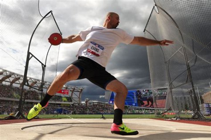 Top discus thrower emerges from father's shadow