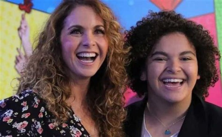 VIDEO Luc&iacute;a M&eacute;ndez es tachada de sucia por no recoger las heces de su