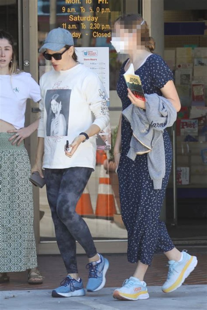 Violet Affleck Is Taller Than Her Mom Jennifer Garner On Shopping Trip