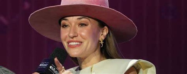 Watch Lauren Daigle's new music video, Hold Onto Me! in 2021 Lauren daigle, Worship music, New