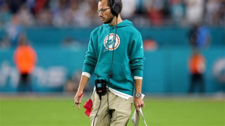 WATCH Mike McDaniel gives passionate postgame speech to Dolphins