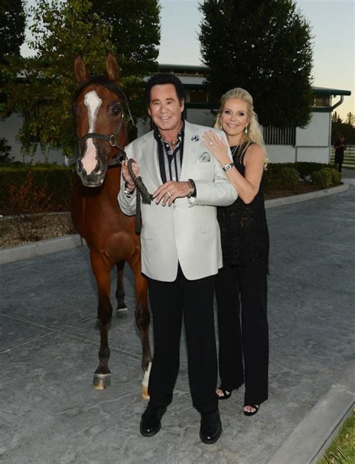Wayne Newton & His Wife Scare Off Suspected Burglars at Las Vegas Home