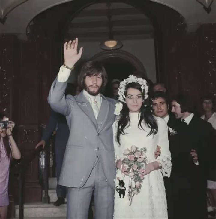 When Barry Gibb made rare appearance with wife Linda to sing 'Silent Night' with... Smooth