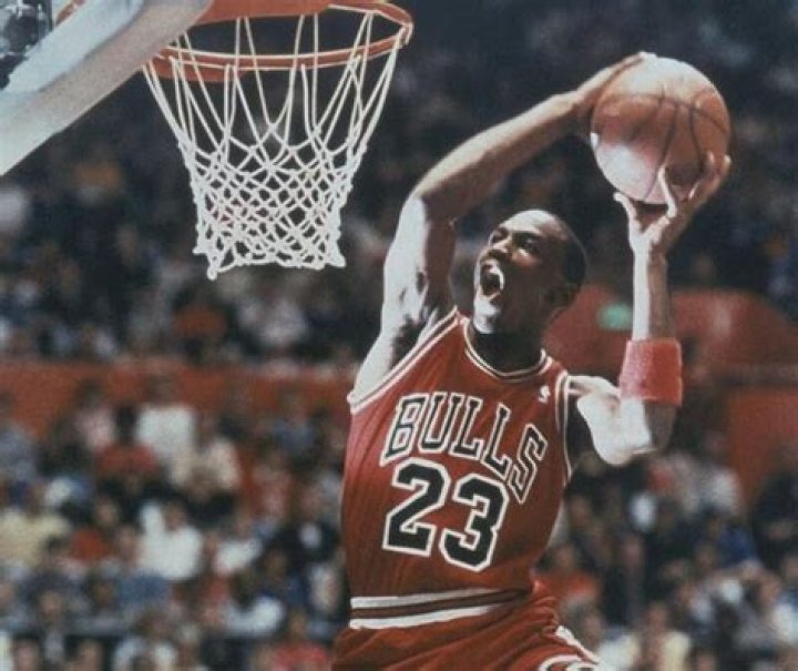 Who hit 30,000 points faster LeBron James or Karl Malone?