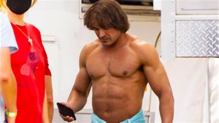 Zac Efron Got Ripped for &lsquo;Baywatch' to Not Look 'Tiny' Next to The Rock